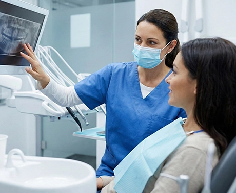 Dentista dando diagnóstico