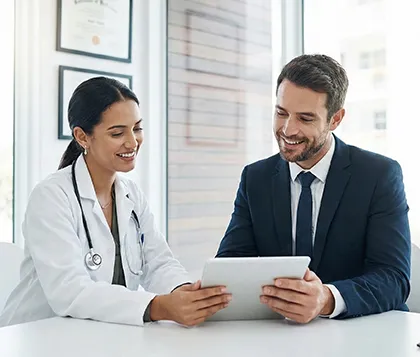 ¿Qué instituciones regulan el ejercicio de la práctica médica?