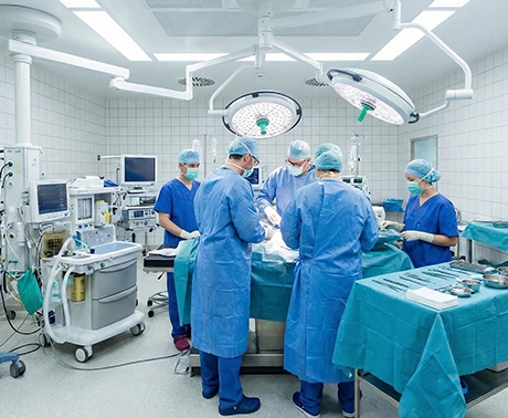 Grupo de médicos quirúrgicos en cirugía